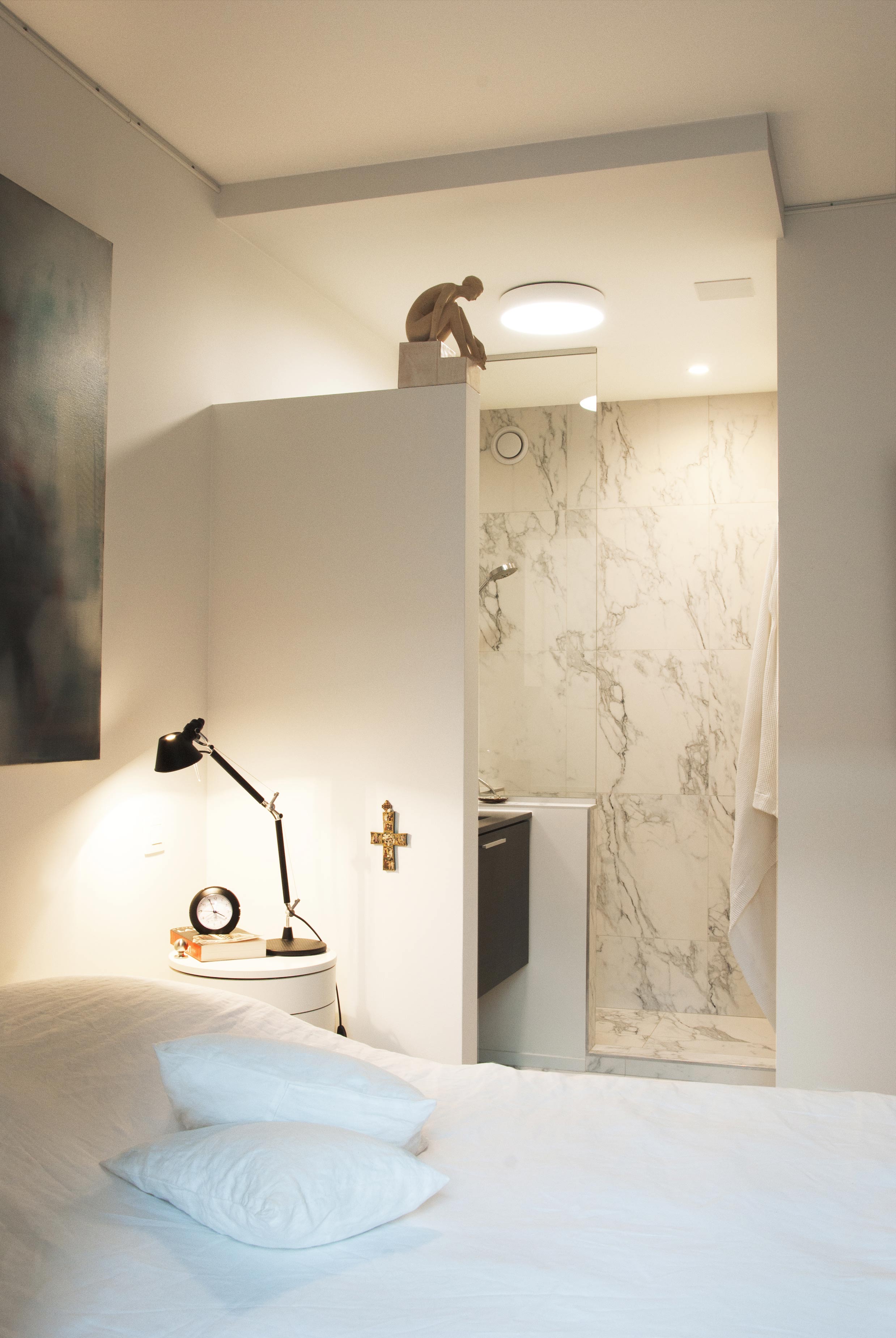 photo chantier fini : vue depuis la chambre vers la salle de douche