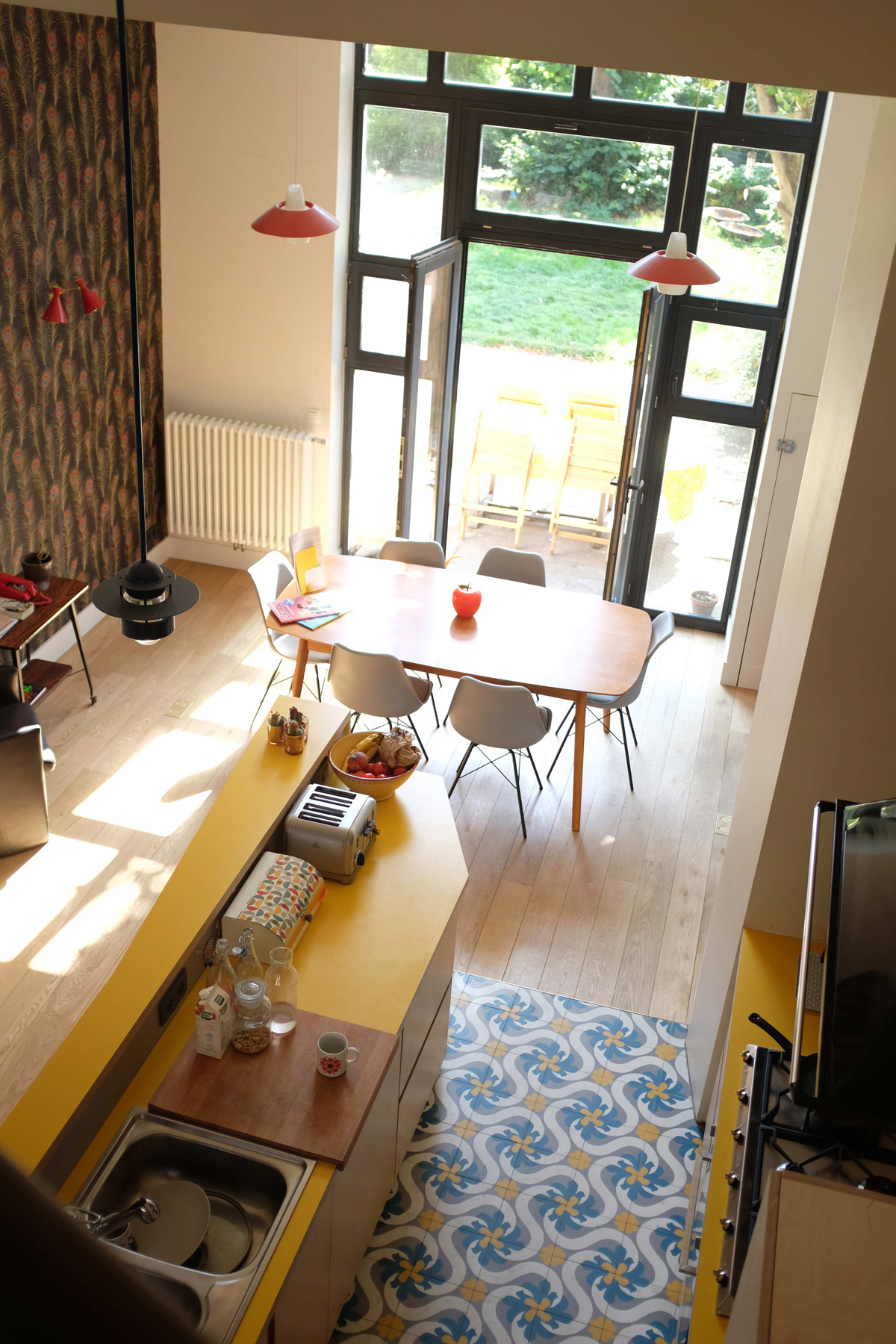 vue du chantier fini : depuis la mezzanine vers la cuisine-salle à manger