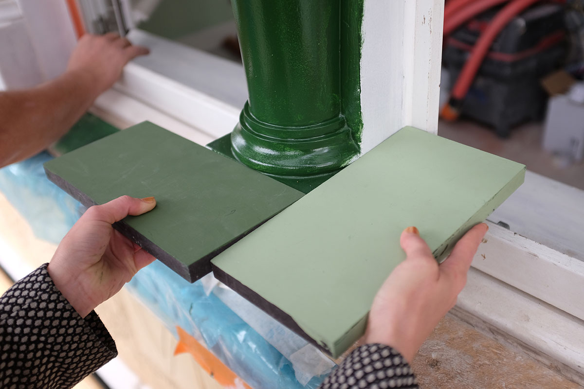 photo en cours de chantier : trois essais de teintes pour les boiseries supérieures