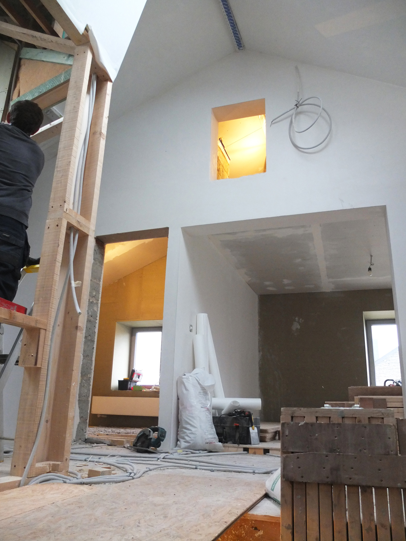 en cours de chantier : vue de 'escalier vers l'étage