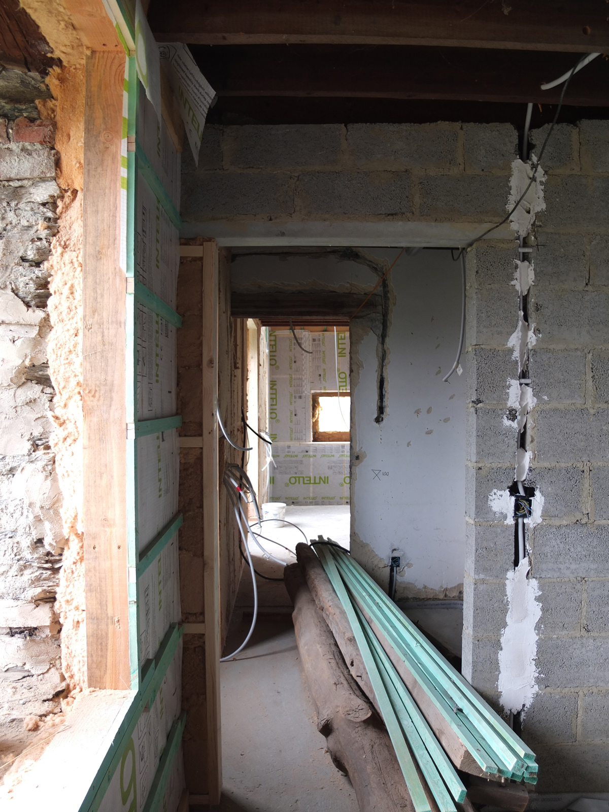 en cours de chantier : vue sur la longueur de la maison