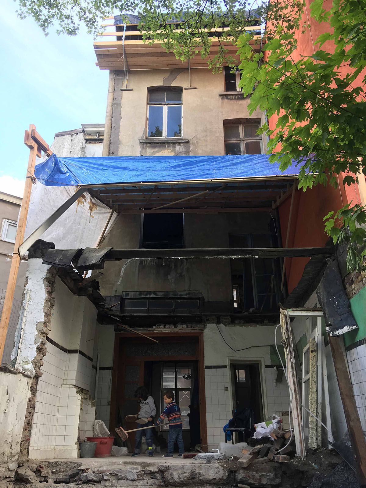 photo en cours de chantier, vue de l'ensemble de la façade arrière du bâtiment, avec des traces de l'ancienne façade de l'annexe abattue