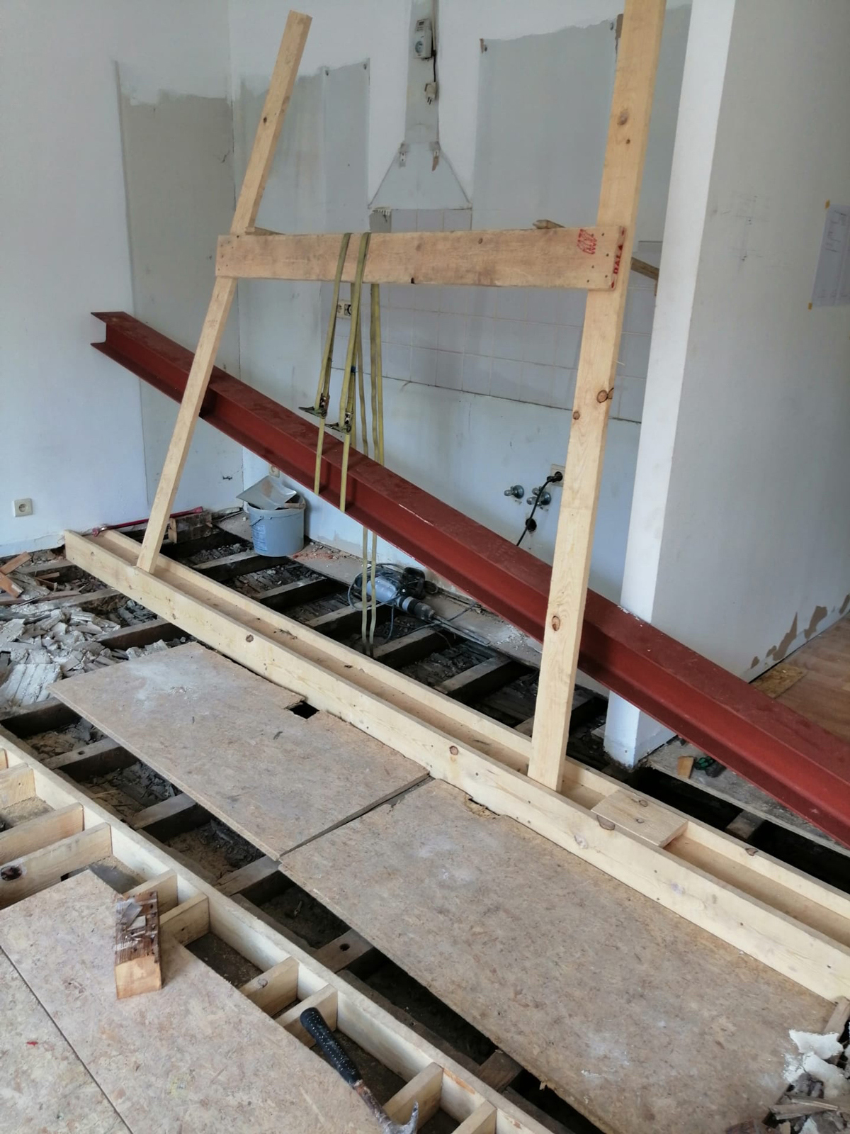 photo de chantier : placement d'une poutrelle métallique