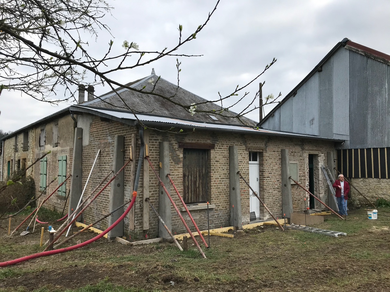 photo de l'annexe en cours de travaux, avec les nouveaux contreforts en béton
