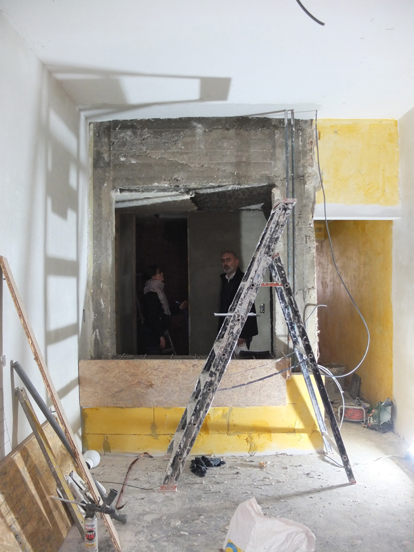 photo de chantier de la chambre vers la salle de douche