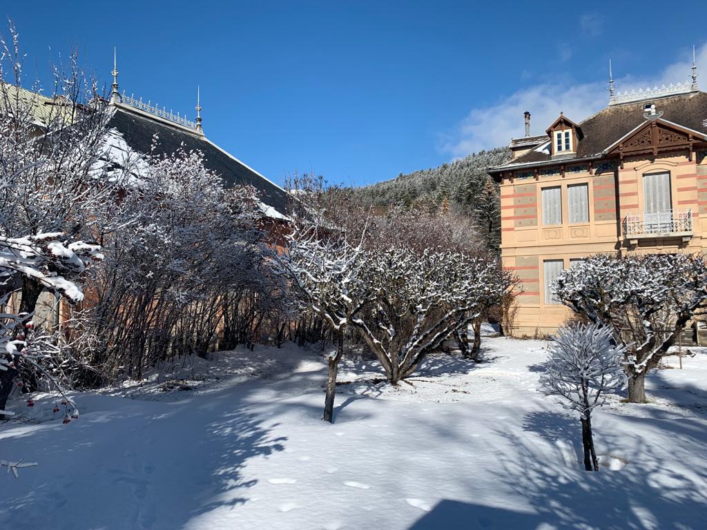 photo du bâtiment sous la neige