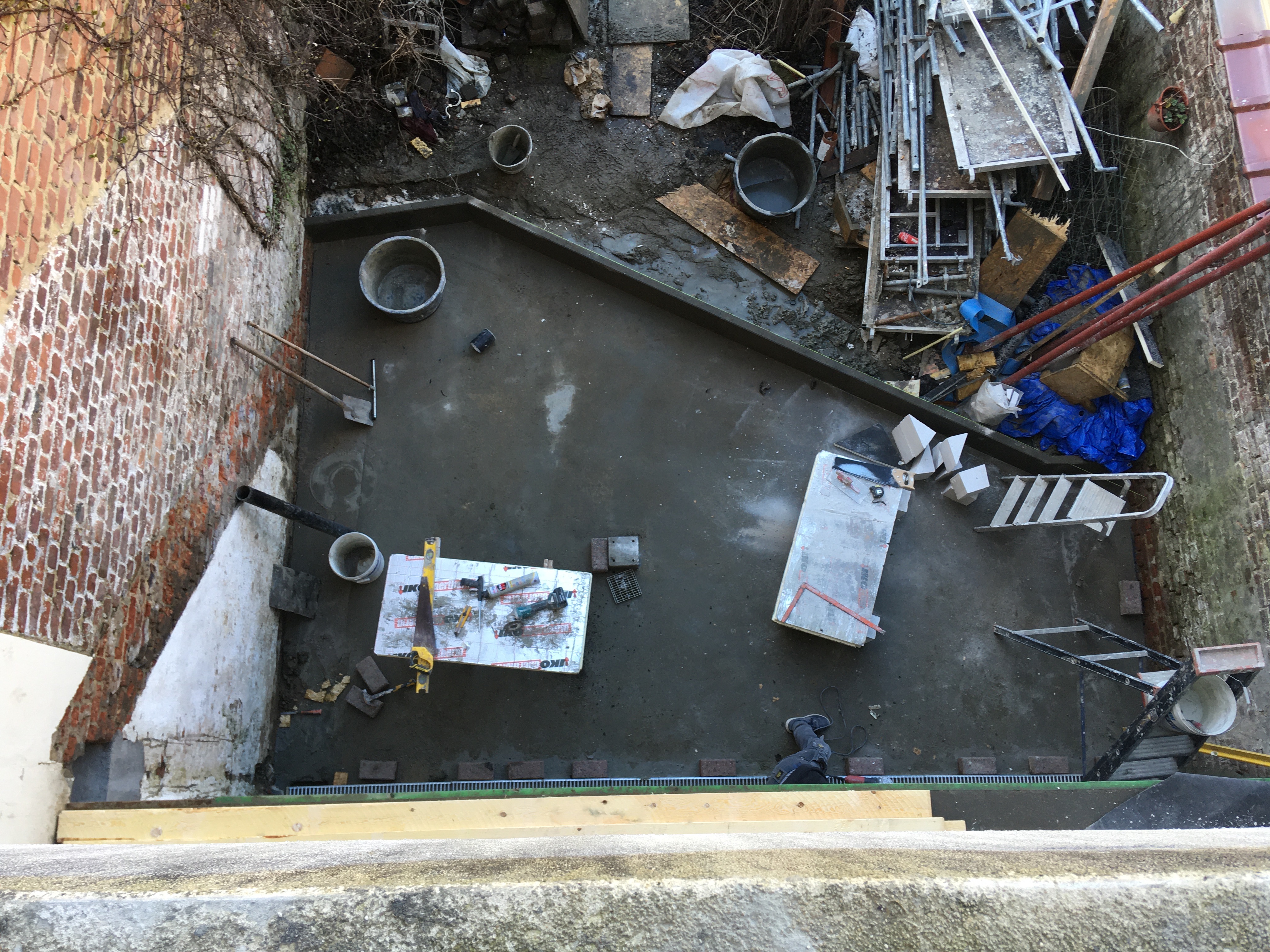 photo de la terrasse pavée en cours de chantier