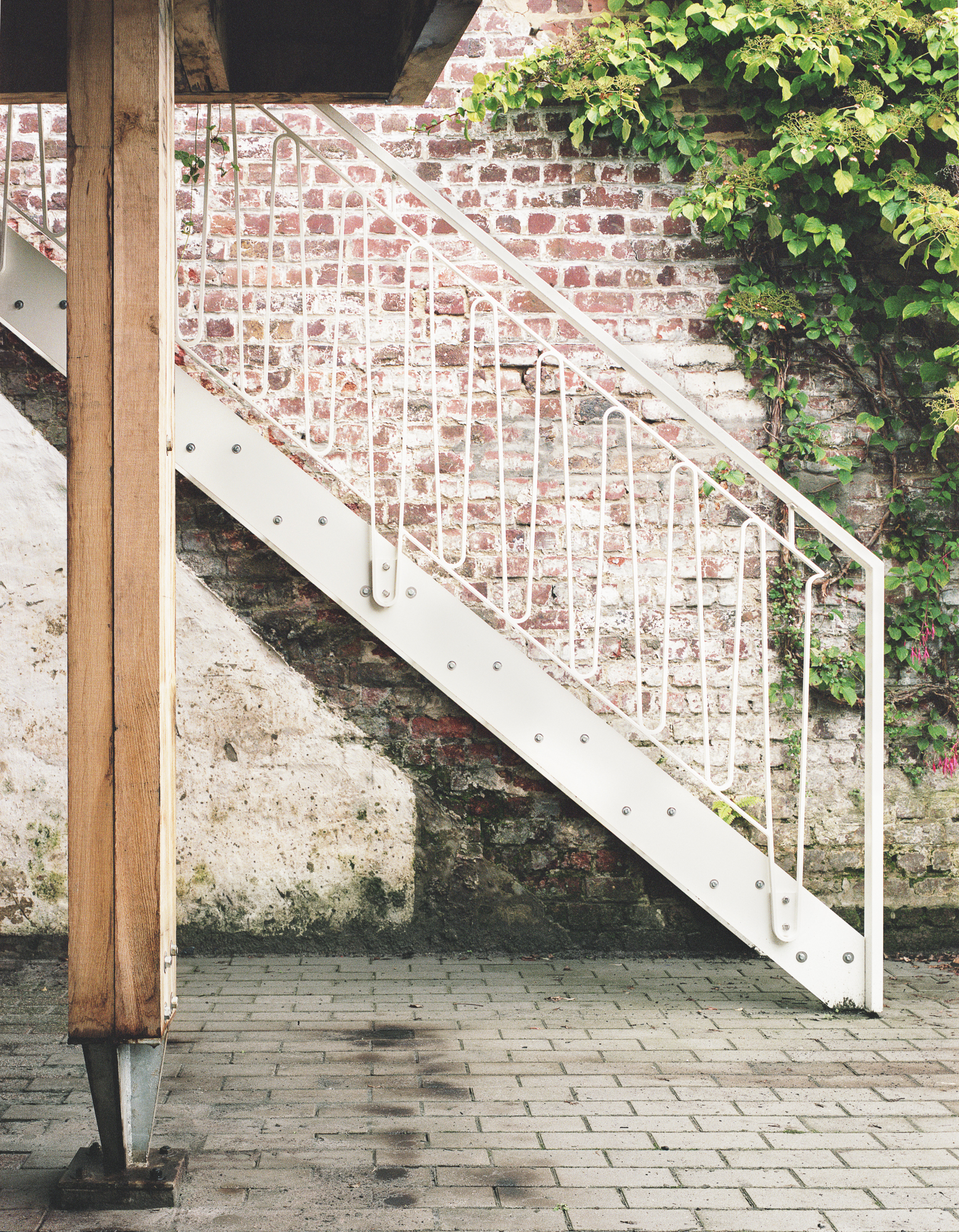 photo de la colonne en bois et de l'escalier