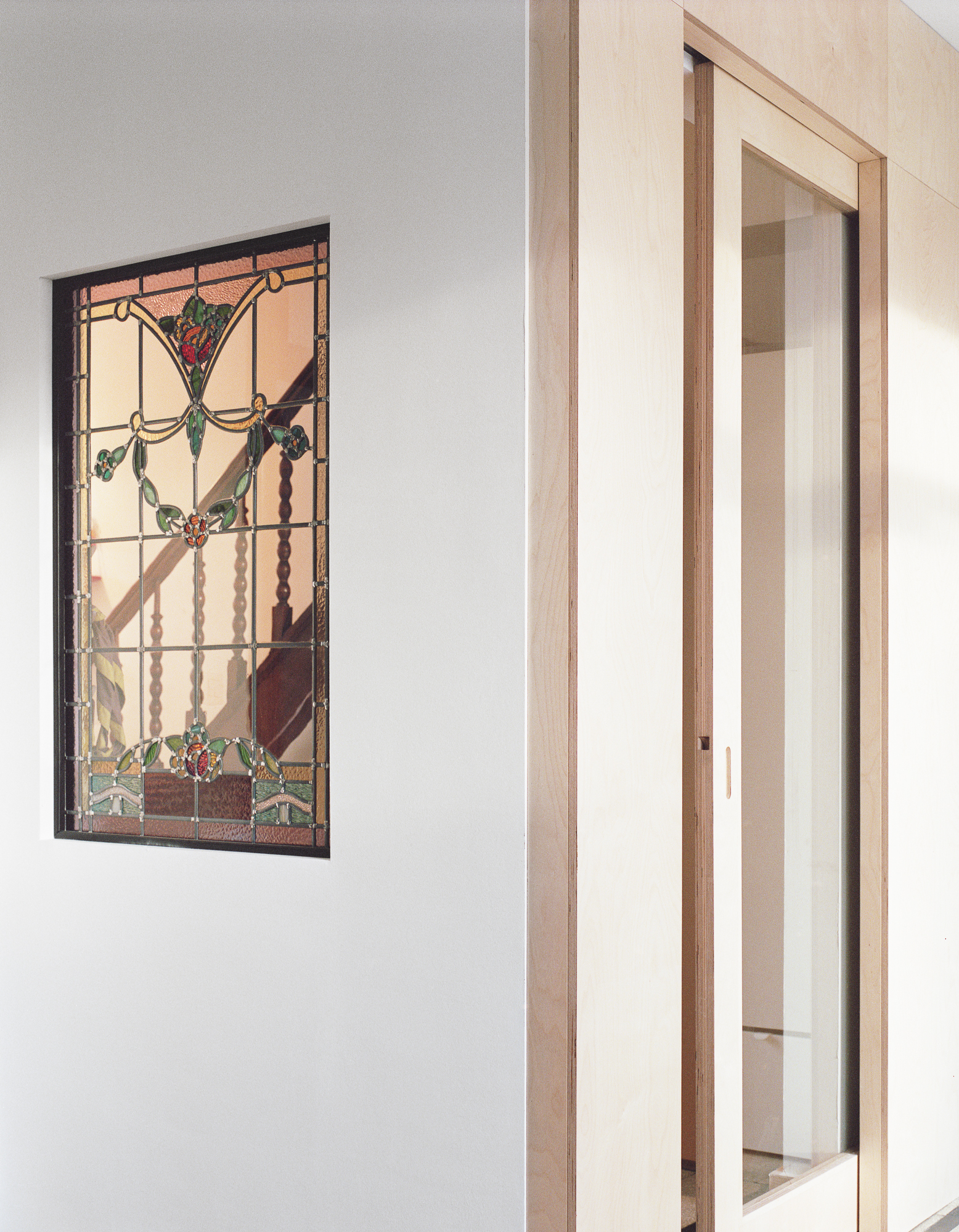photo intérieure du vitrail et de la porte coulissante