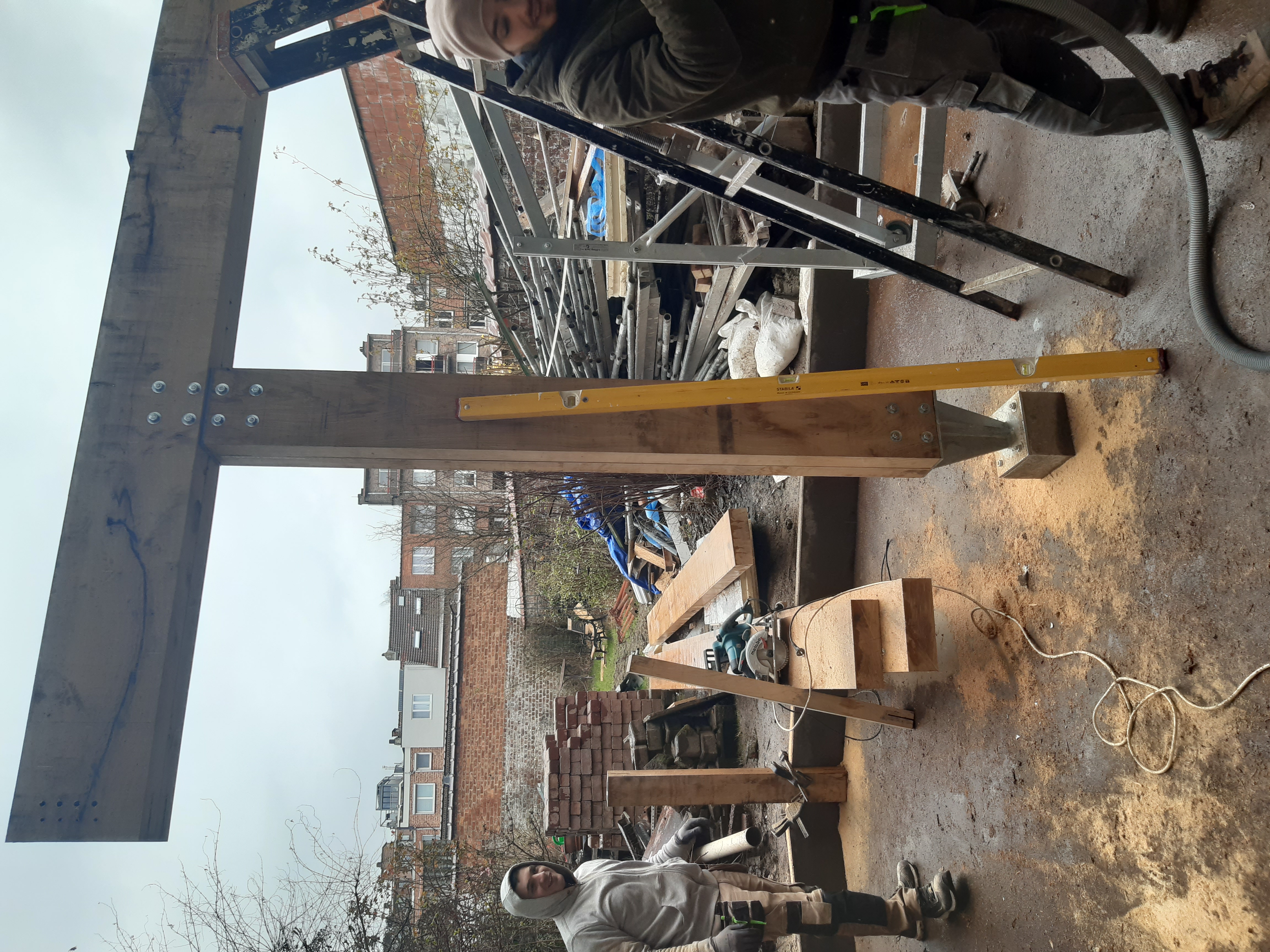 photo du montage de la structure de la terrasse