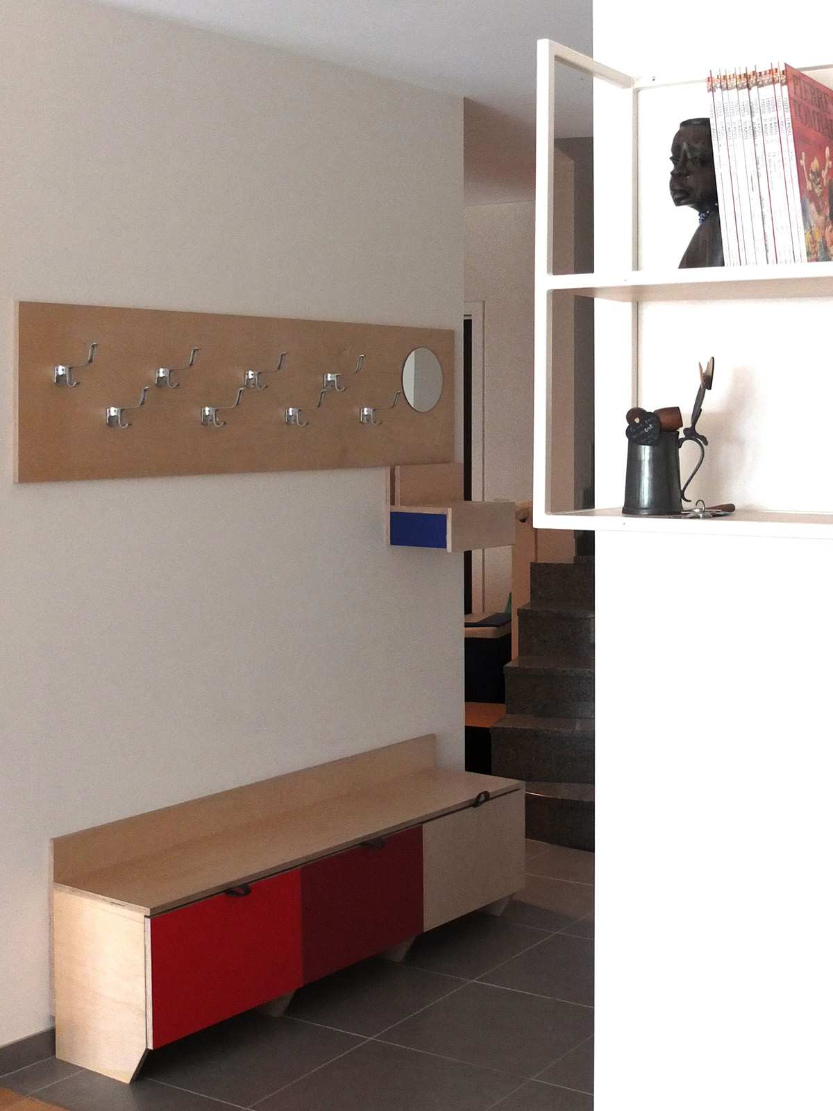 photo chantier fini : meuble d'entrée vu depuis le salon et au premier plan une partie des étagères du coin bureau
