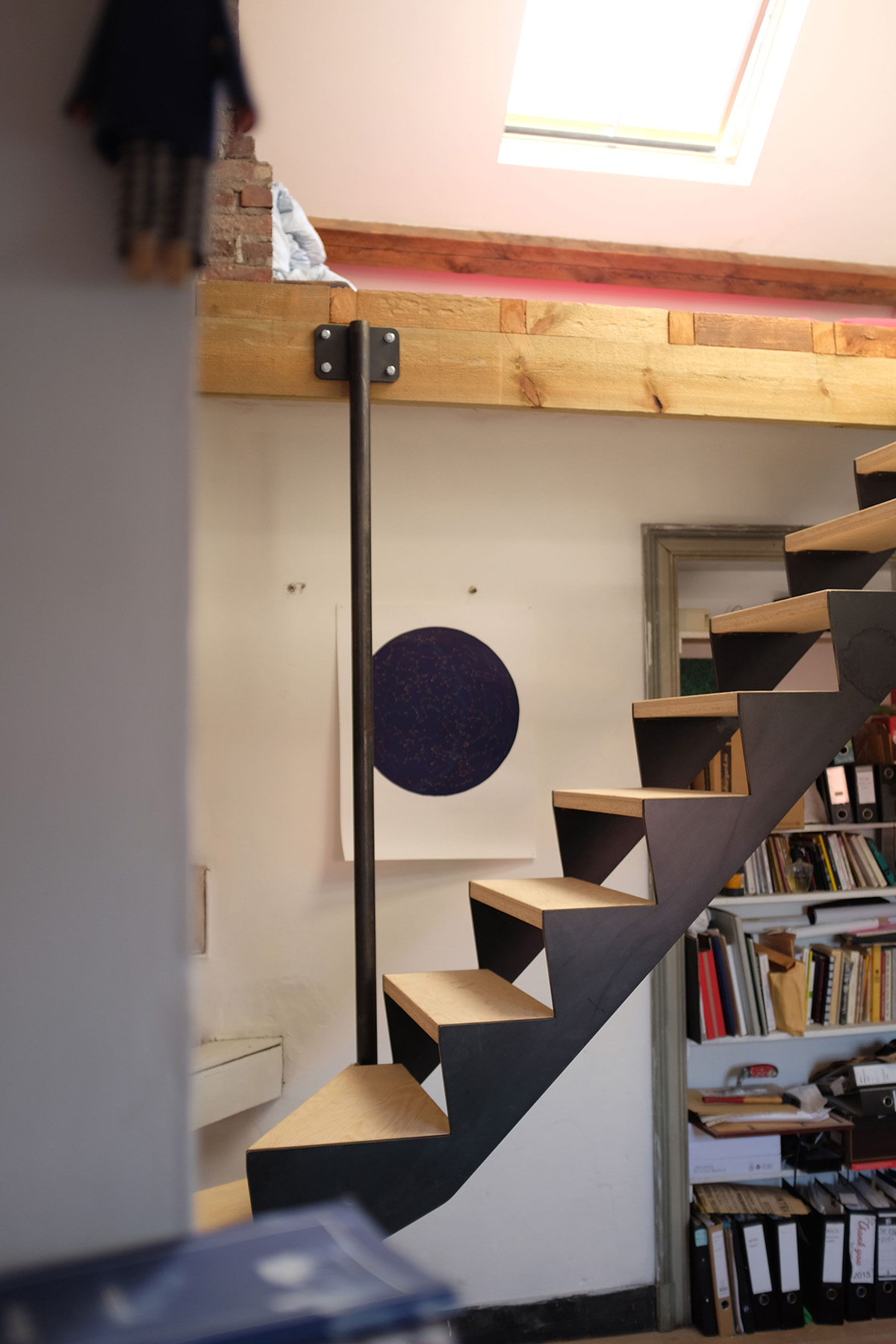 photo chantier fini : accroche de l'escalier à la structure de la mezzanine