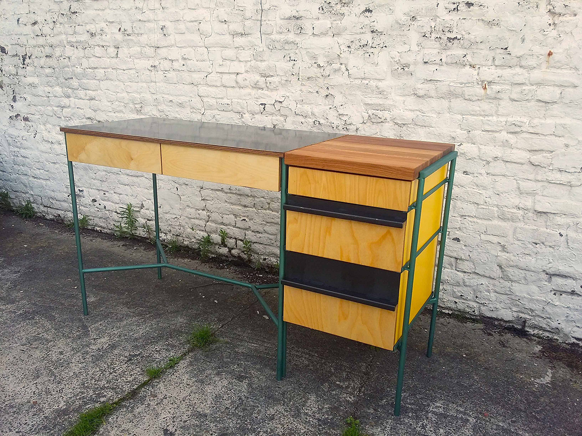 photo des deux tables assemblées dans la cour de l'atelier du menuisier 