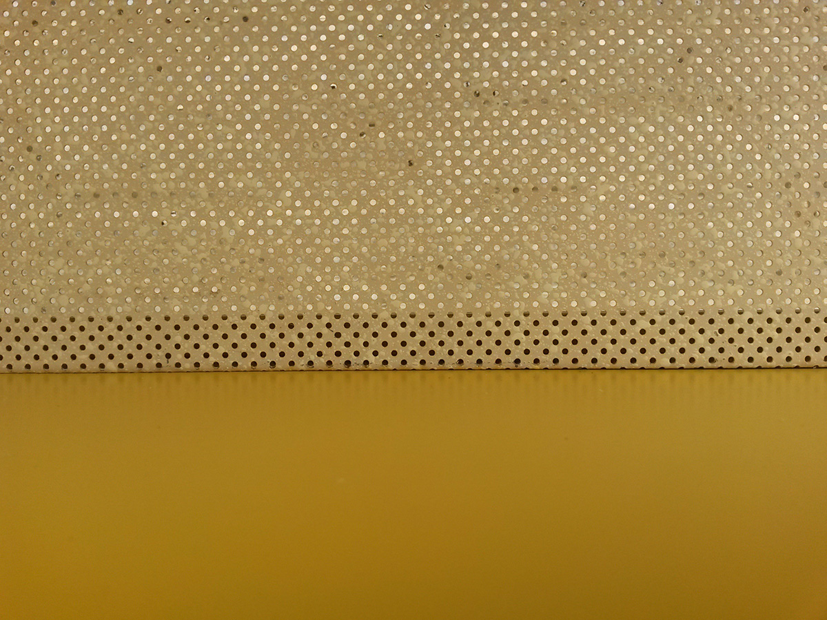 photo du raccord entre le fond performé et la finition jaune