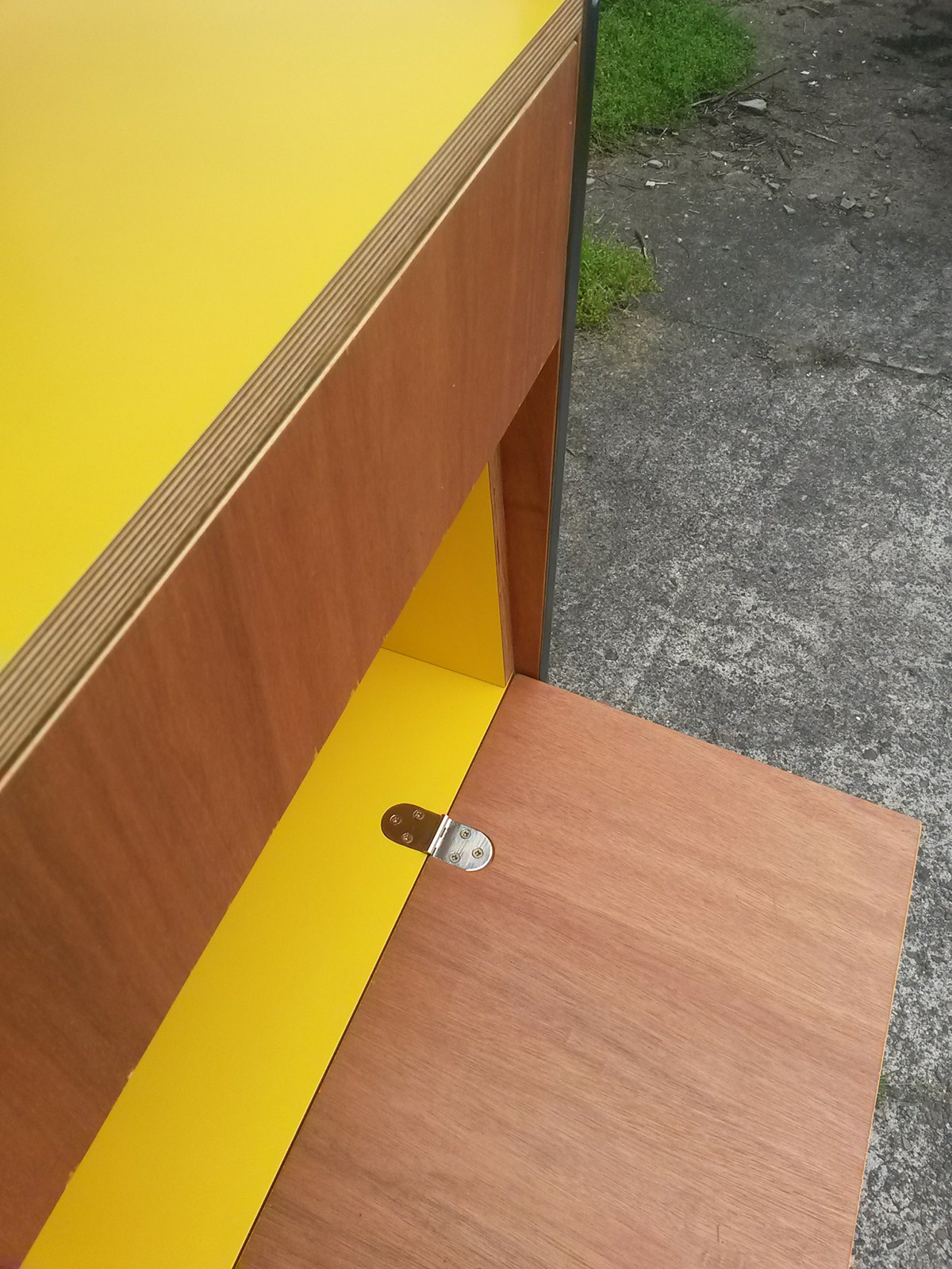 photo partielle de la commode, avec l'abattant ouvert