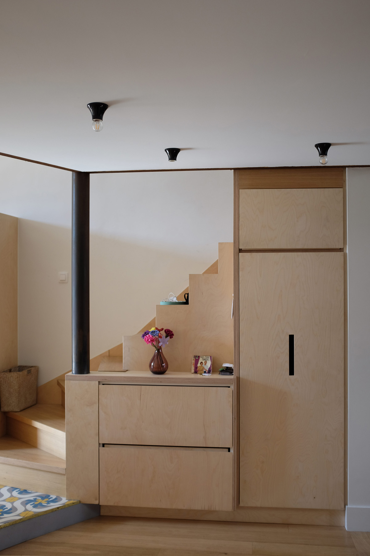 photo chantier fini : vue de face du dressing sous escalier