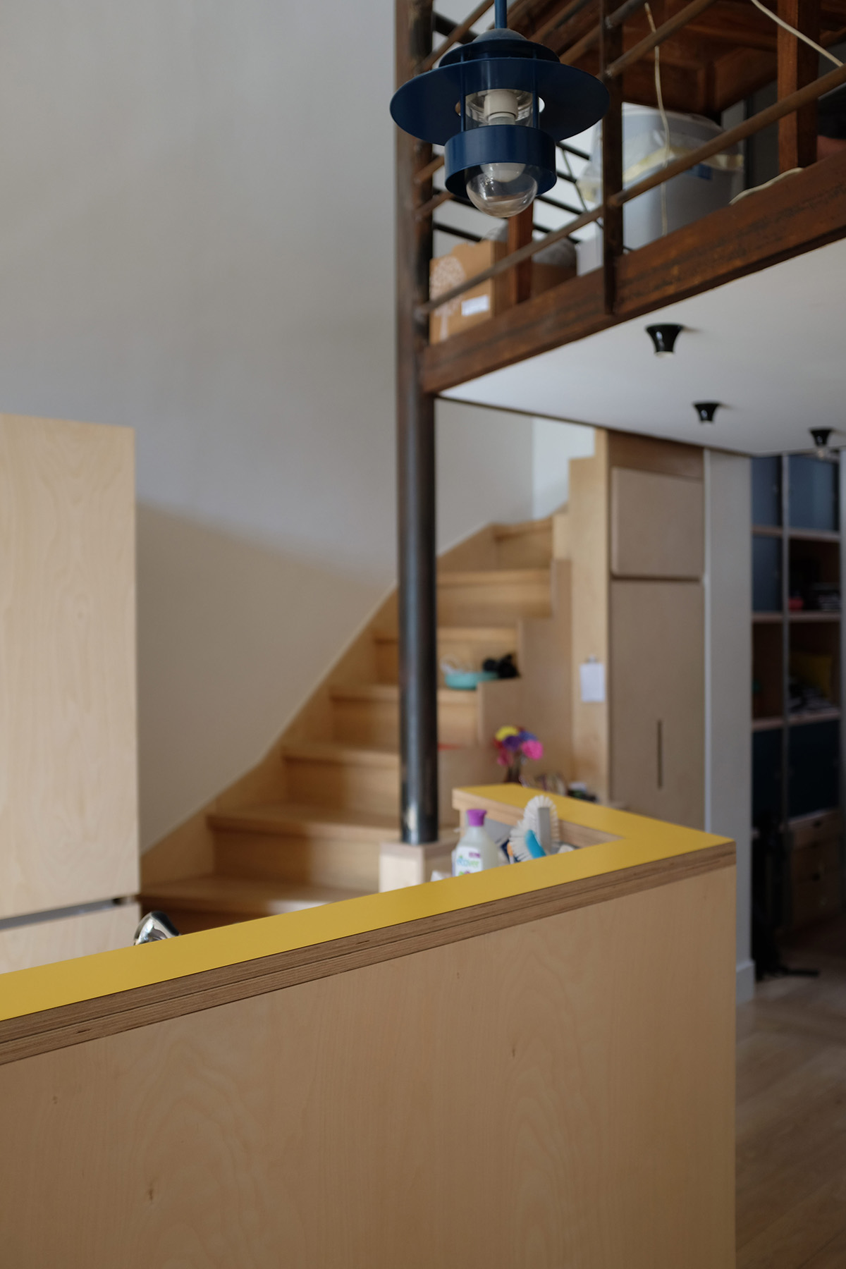 photo chantier fini : vue partielle du bar du meuble de cuisine, avec l'escaler en second plan