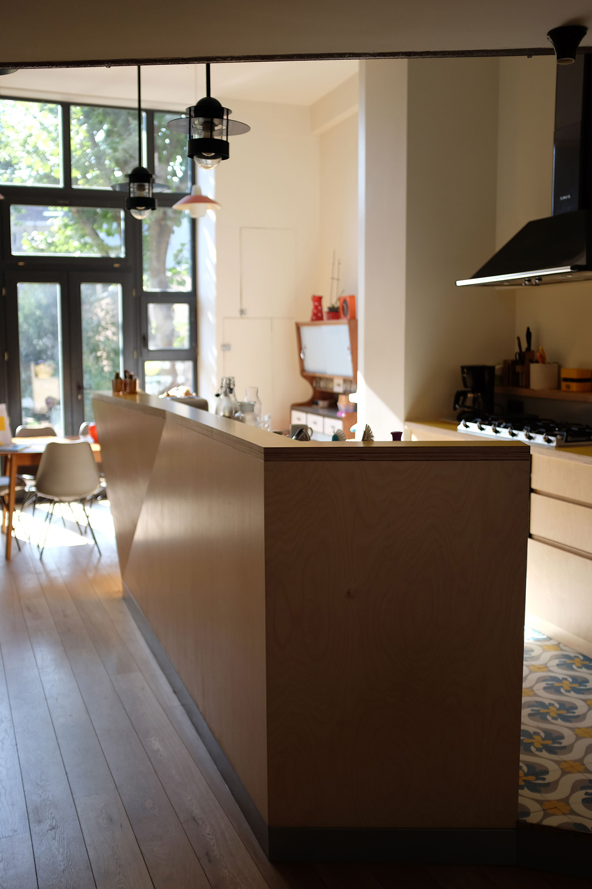 photo chantier fini : vue de la cuisine sur mesure