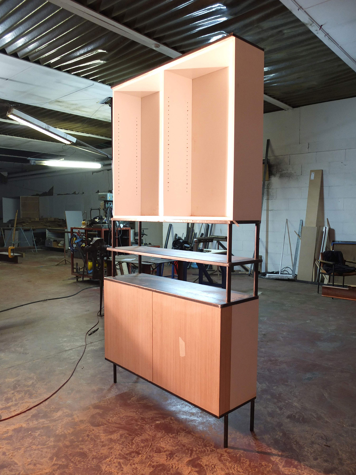 photo du buffet en cours de montage dans l'atelier du menuisier