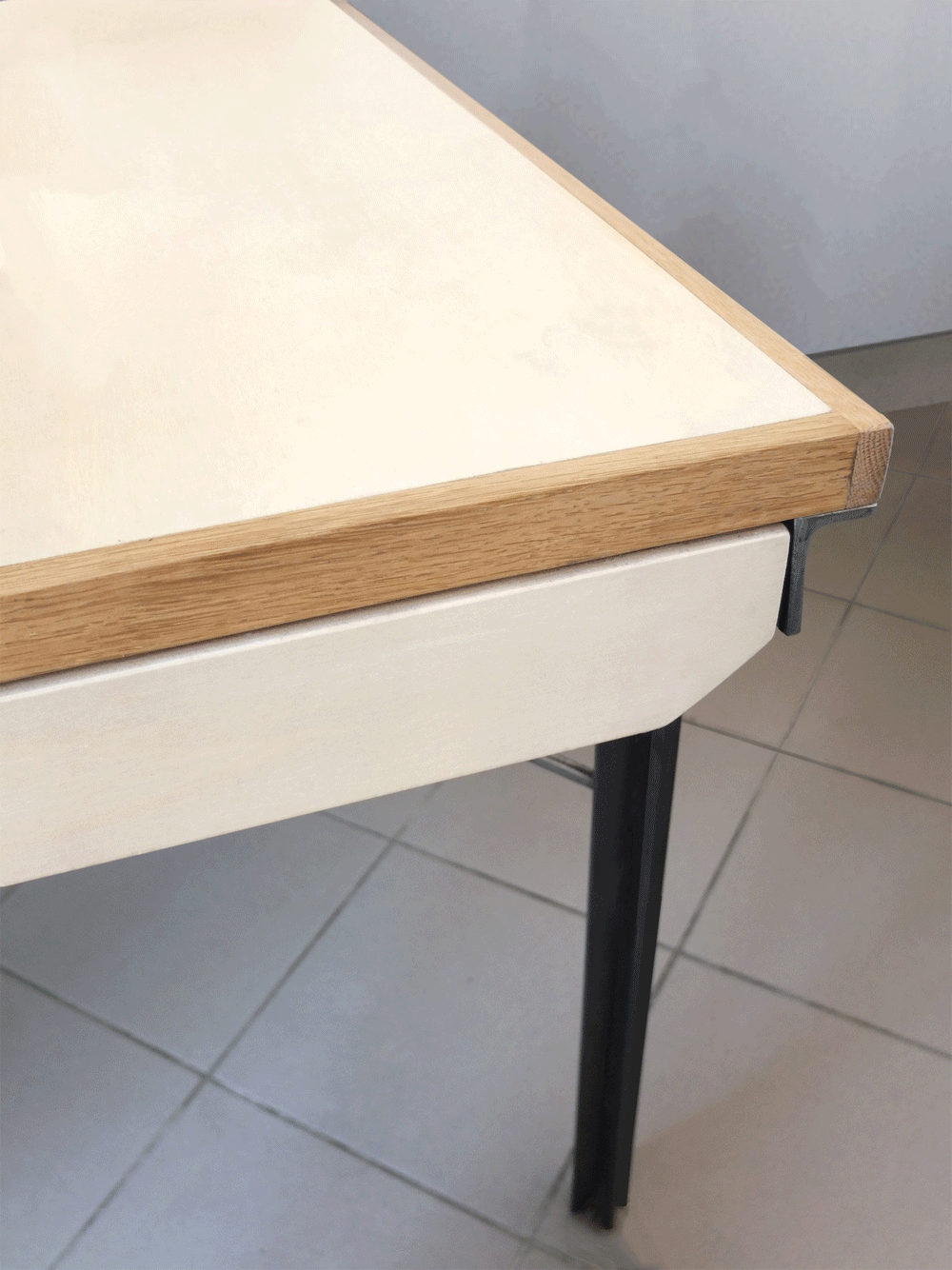 photo partielle de la table finie, avec l'ouverture du tiroir montée en gi animé